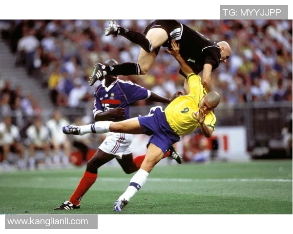 《全球足球巨星精彩瞬间汇集盘点，足坛传奇人物一览无余》