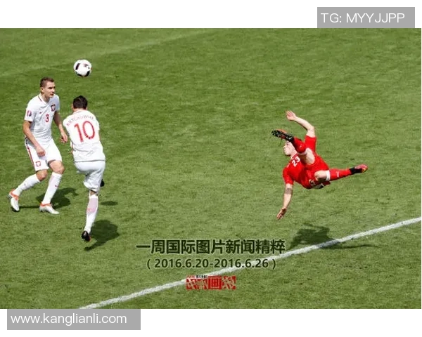 足球球星倒钩进球技巧解析 探秘背后动作与难度挑战